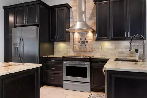 Kitchen - 586 Oak Bay Dr, Osprey, FL 34229 photo 3 of 5