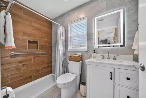 Bath - 5924 Java Plum Ln, Bradenton, FL 34203 photo 4 of 4