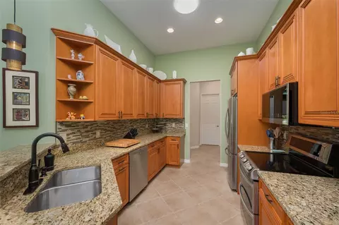 Kitchen - 4004 65th Pl E, Sarasota, FL 34243 photo 2 of 3