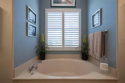 Bath - 4004 65th Pl E, Sarasota, FL 34243 photo 4 of 8