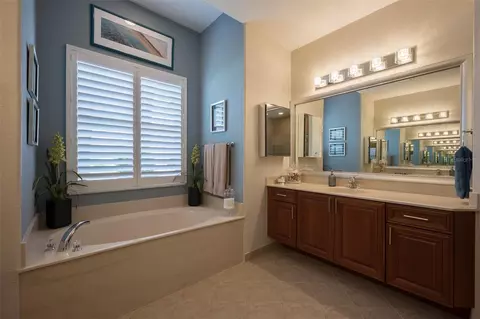Bath - 4004 65th Pl E, Sarasota, FL 34243 photo 3 of 8