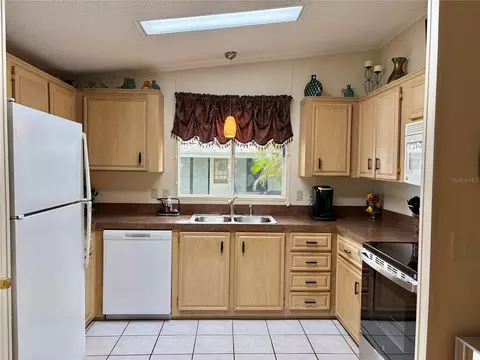 Kitchen - 5707 45th St E #64, Bradenton, FL 34203 photo 2 of 4