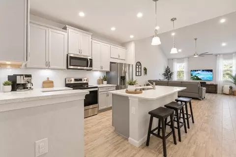 Kitchen - 5658 Silverbridge Trl, Bradenton, FL 34211 photo 3 of 6