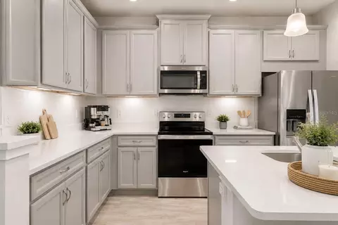 Kitchen - 5658 Silverbridge Trl, Bradenton, FL 34211 photo 4 of 6