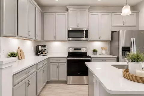 Kitchen - 5658 Silverbridge Trl, Bradenton, FL 34211 photo 4 of 5