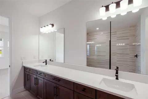 Bath - 8924 Deep Horizon Loop, Parrish, FL 34219 photo 3 of 6