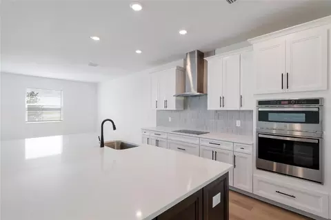 Kitchen - 8924 Deep Horizon Loop, Parrish, FL 34219 photo 4 of 4