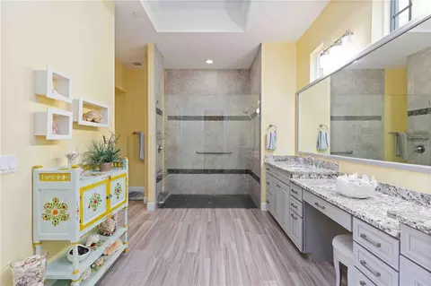 Bath - 146 E Tampa Ave, Venice, FL 34285 photo 2 of 4