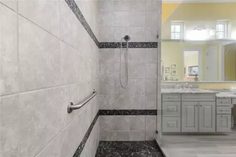Bath - 146 E Tampa Ave, Venice, FL 34285 photo 3 of 4