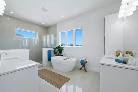 Bath - 5935 Redbay Blvd, Bradenton, FL 34210 photo 4 of 8