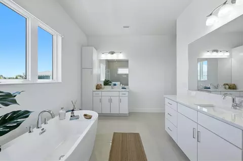 Bath - 5935 Redbay Blvd, Bradenton, FL 34210 photo 6 of 8