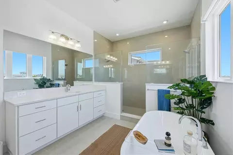 Bath - 5935 Redbay Blvd, Bradenton, FL 34210 photo 5 of 8