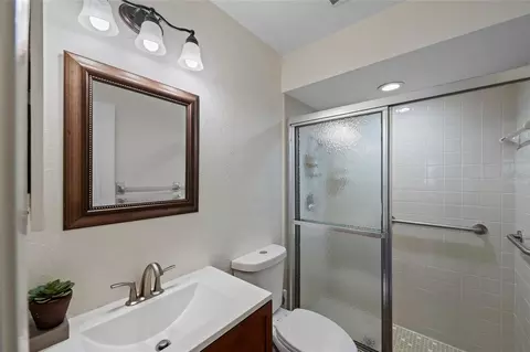 Bath - 1252 Waterside Ln, Venice, FL 34285 photo 3 of 5