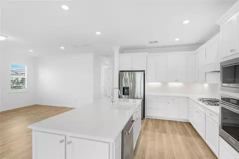 Kitchen - 10619 Sea Pines Pl, Parrish, FL 34219 photo 3 of 4