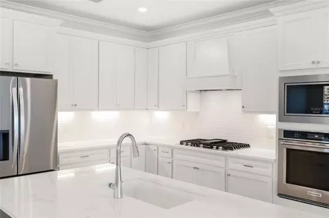 Kitchen - 10619 Sea Pines Pl, Parrish, FL 34219 photo 2 of 4