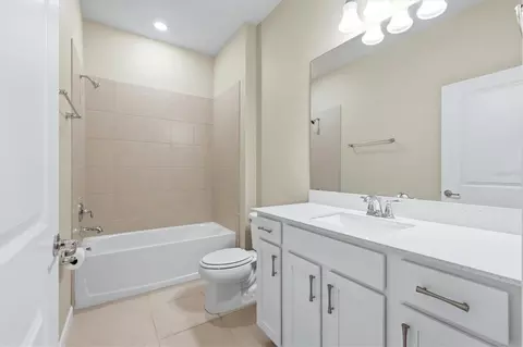 Bath - 8610 Backshore Ln, Parrish, FL 34219 photo 2 of 2