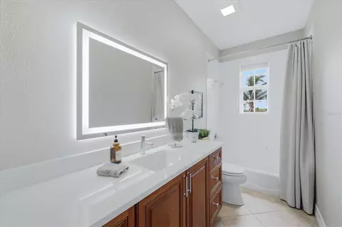 Bath - 712 Granada Ave #2, Venice, FL 34285 photo 5 of 5