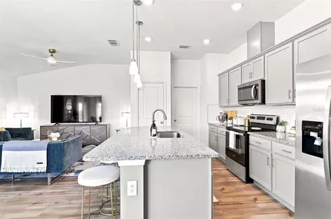 Kitchen - 9540 Sandy Bluffs Cir, Parrish, FL 34219 photo 5 of 6