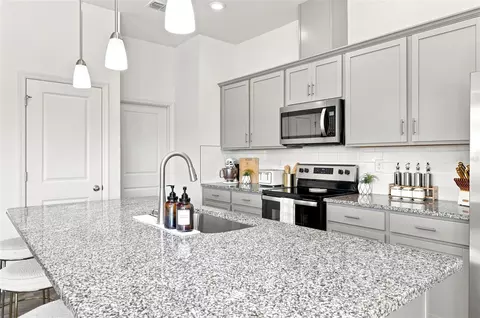 Kitchen - 9540 Sandy Bluffs Cir, Parrish, FL 34219 photo 3 of 6