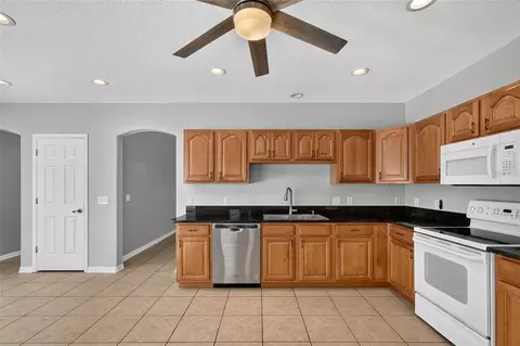 Kitchen - 4007 34th St E, Bradenton, FL 34208 photo 3 of 4