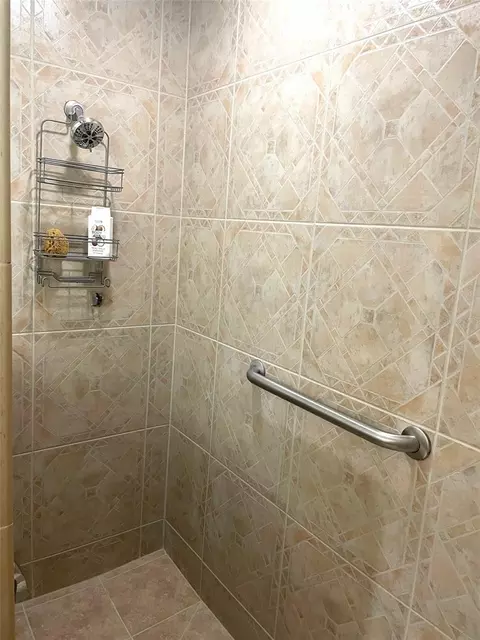 Bath - 4610 72nd Ct E, Bradenton, FL 34203 photo 4 of 6