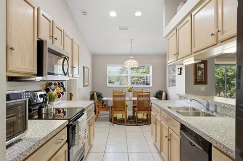 Kitchen - 4610 72nd Ct E, Bradenton, FL 34203 photo 4 of 5