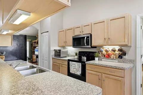 Kitchen - 4610 72nd Ct E, Bradenton, FL 34203 photo 3 of 5