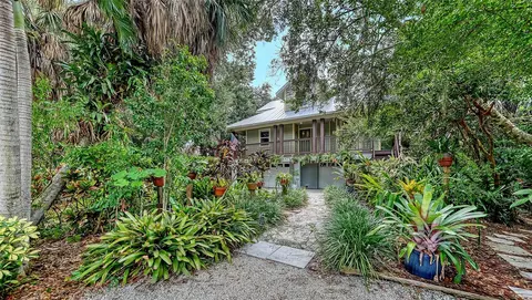 Exterior - 2046 Cordes St, Osprey, FL 34229 photo 2 of 18