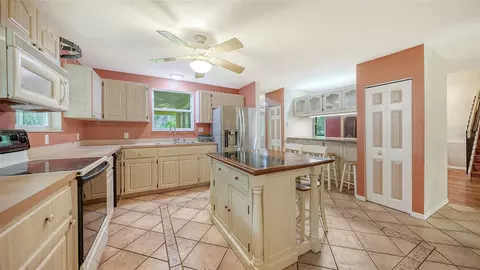 Kitchen - 2046 Cordes St, Osprey, FL 34229 photo 2 of 3