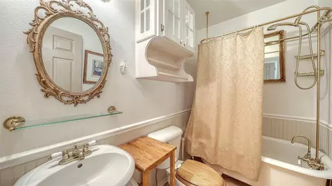 Bath - 2046 Cordes St, Osprey, FL 34229 photo 2 of 2