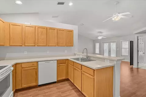 Kitchen - 4240 Malickson Dr, Parrish, FL 34219 photo 4 of 4