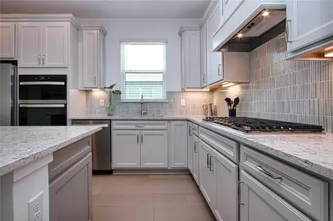 Kitchen - 9437 Shorebird Ct, Parrish, FL 34219 photo 3 of 10