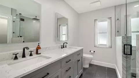 Bath - 4005 Douglas Hill Pl, Parrish, FL 34219 photo 1 of 4