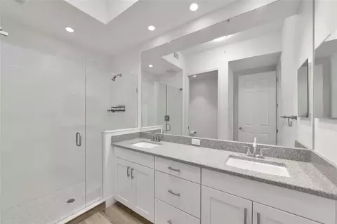 Bath - 10530 Boardwalk Loop #202, Bradenton, FL 34202 photo 3 of 4