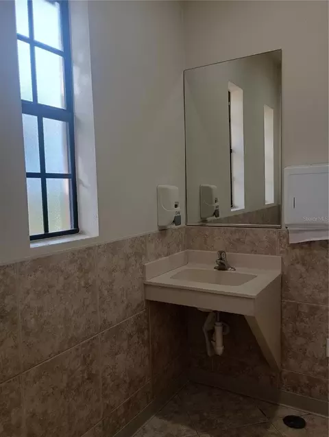 Bath - 1328 Thornapple Dr, Osprey, FL 34229 photo 4 of 4