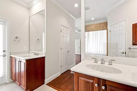 Bath - 1328 Thornapple Dr, Osprey, FL 34229 photo 2 of 4