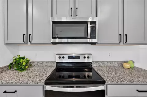 Kitchen - 10137 Charlotte Dr, Parrish, FL 34219 photo 8 of 8