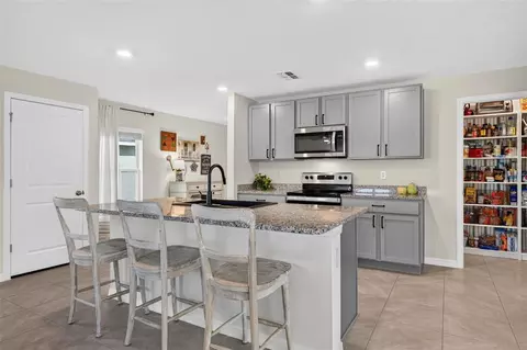 Kitchen - 10137 Charlotte Dr, Parrish, FL 34219 photo 4 of 8
