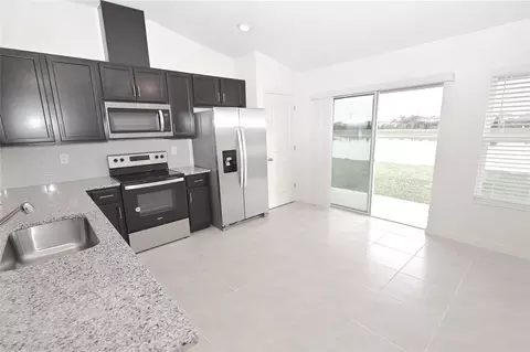 Kitchen - 9532 Sandy Bluffs Cir, Parrish, FL 34219 photo 4 of 7