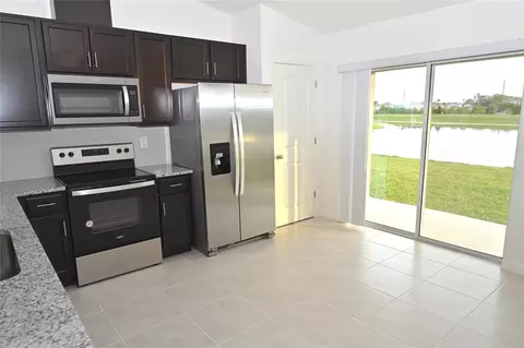 Kitchen - 9532 Sandy Bluffs Cir, Parrish, FL 34219 photo 6 of 7