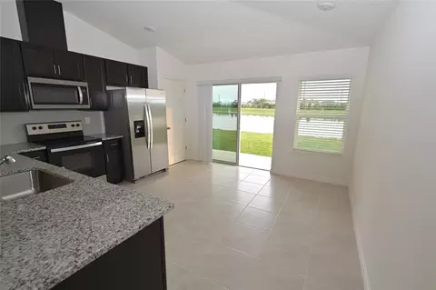 Kitchen - 9532 Sandy Bluffs Cir, Parrish, FL 34219 photo 5 of 7