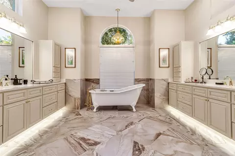 Bath - 362 Macewen Dr, Osprey, FL 34229 photo 6 of 9