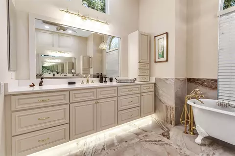 Bath - 362 Macewen Dr, Osprey, FL 34229 photo 8 of 9