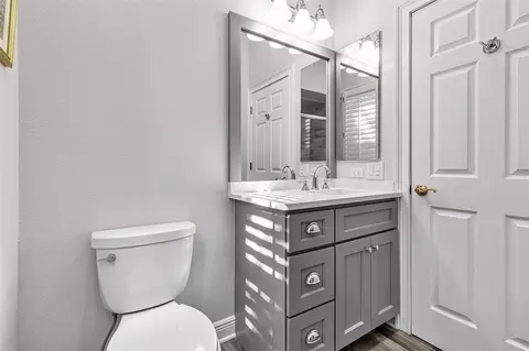Bath - 362 Macewen Dr, Osprey, FL 34229 photo 1 of 9
