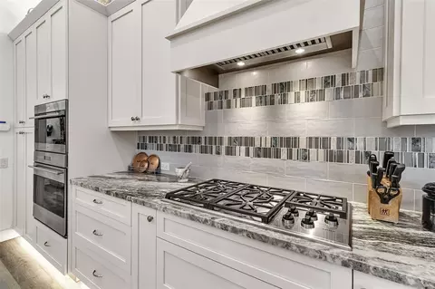 Kitchen - 362 Macewen Dr, Osprey, FL 34229 photo 6 of 8