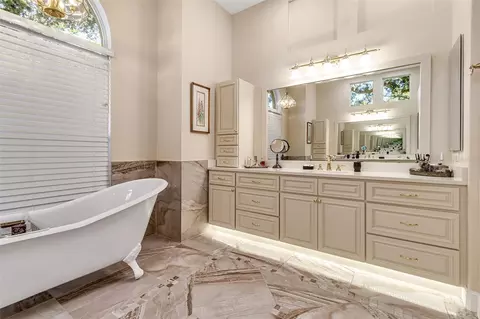 Bath - 362 Macewen Dr, Osprey, FL 34229 photo 7 of 9