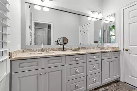 Bath - 362 Macewen Dr, Osprey, FL 34229 photo 3 of 9