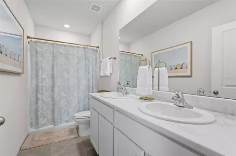 Bath - 17668 Crescent Moon Loop, Bradenton, FL 34211 photo 1 of 2