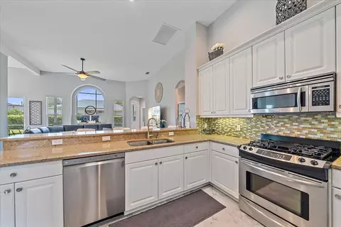Kitchen - 8015 Spring Marsh Dr, Bradenton, FL 34201 photo 3 of 4