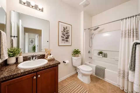 Bath - 115 64th Ave E, Bradenton, FL 34203 photo 1 of 4